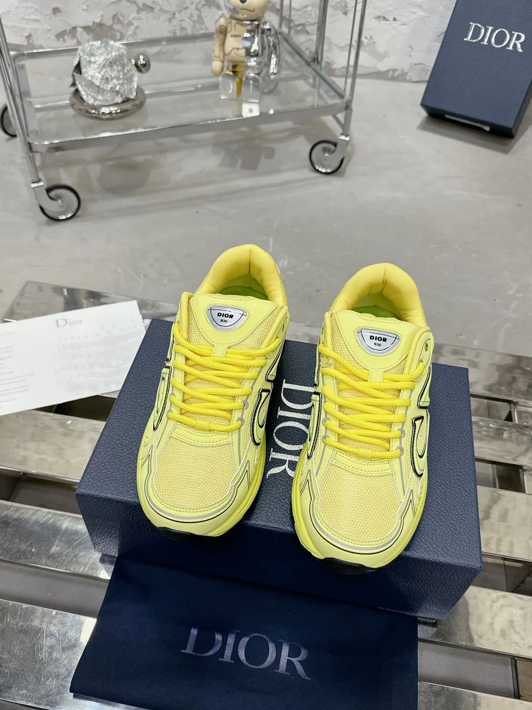 Men's men's shoes 💰600❤️❤️❤️High version Dior Dior's latest color matching B30 series reflective dad sneakers original 17380💰 purchased for development and production Brand new B30 sneakers Dad Shoes style shoes that follow the trend of the retro market The Dior logo on the tongue also indicates that this pair of shoes is the B30 model! B30 uses fine-textured leather and mesh cloth materials to form a shoe body. There are conspicuous letters CD on both sides of the shoe body to indicate identity. Many lines on the shoe body outline details to make the shoes look less monotonous and full of retro flavor. The delivery counter is exquisitely packaged🛍📦 ▪️Fabric: Original customized technical fabric + mesh ▪️Inner lining: Customized breathable lining ▪️Outsole: Original molded IP foam + TPU outsole ▪️Sole thickness: 3.5CM ▪️Size: Women’s size 35-40 / Men’s size 39-46